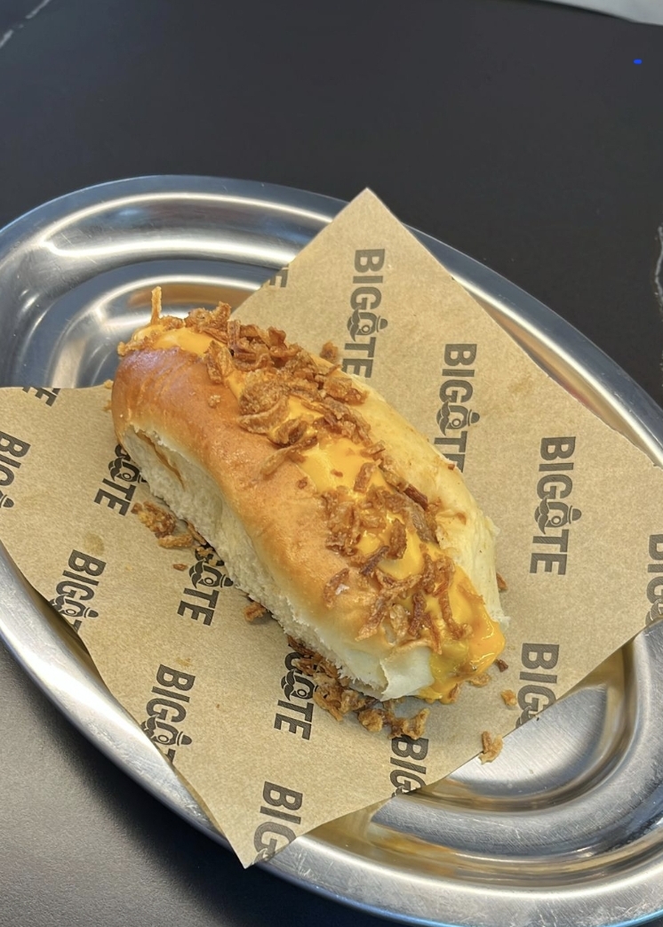 Pan brioche con pico de gallo , pullet pork,interior bbq y toque de cheddar con cebolla frita