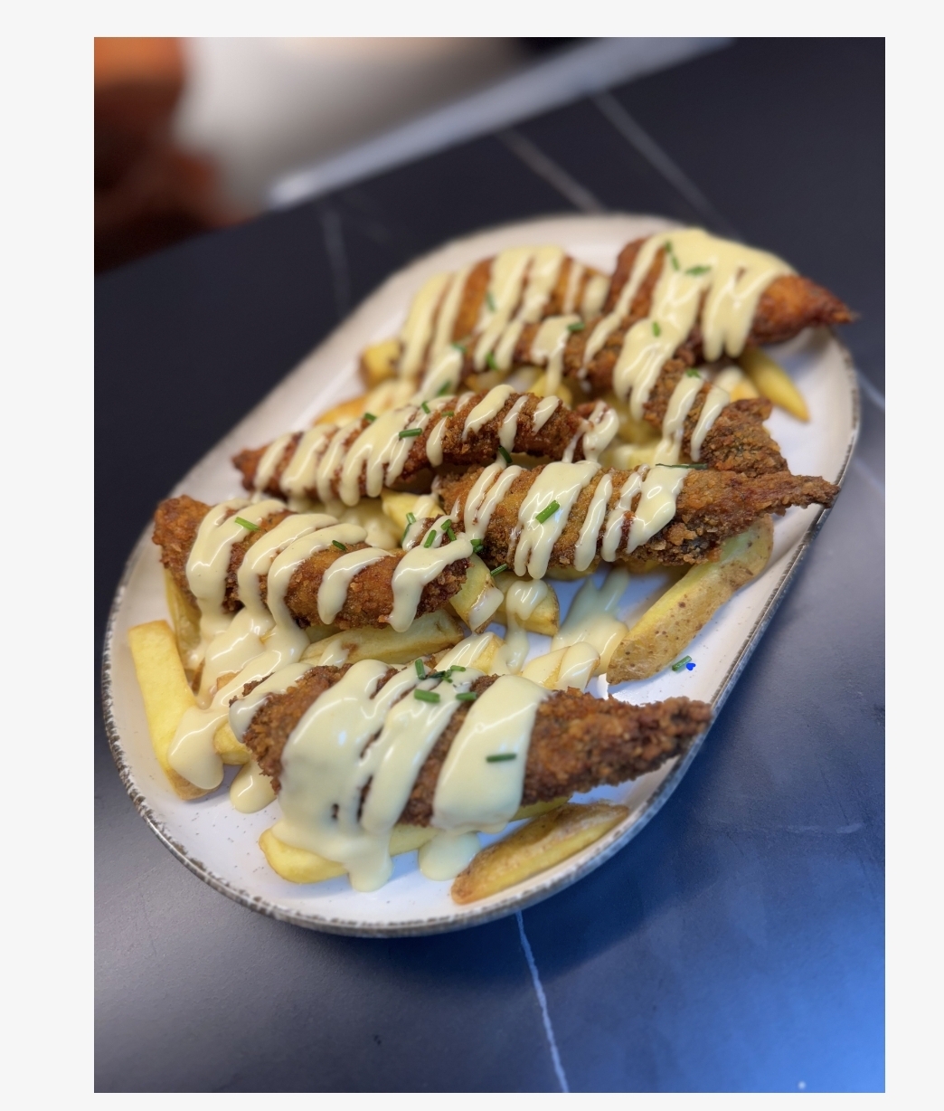 Tiras de pollo macerado al curry rebozado y frito con salsa miel y mostaza