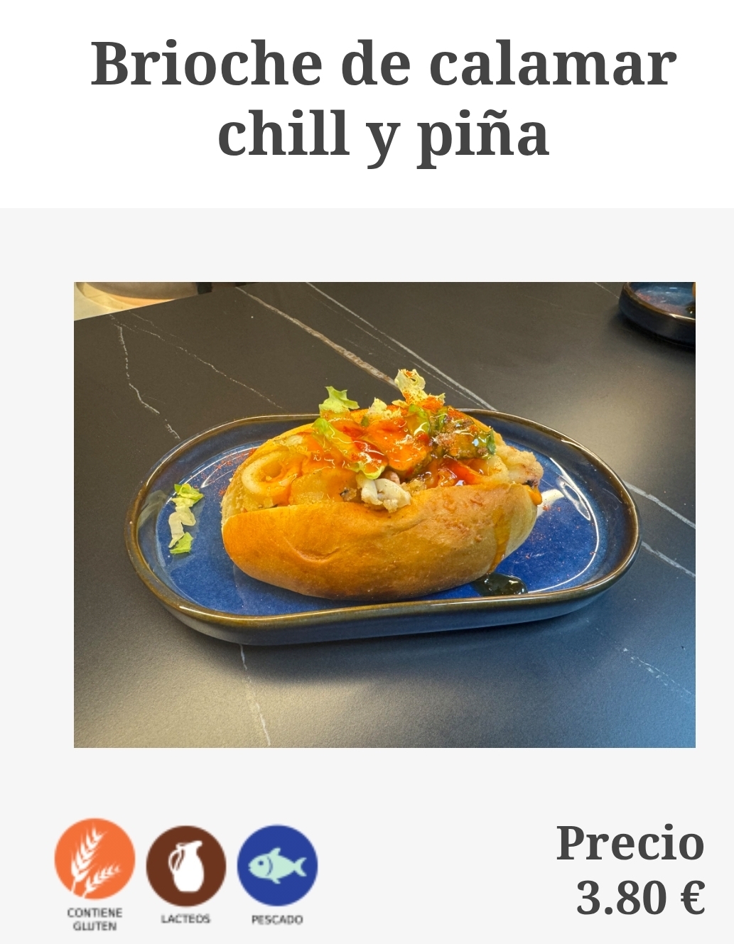 Brioche de calamares fritos con ali oli y salsa chili piña