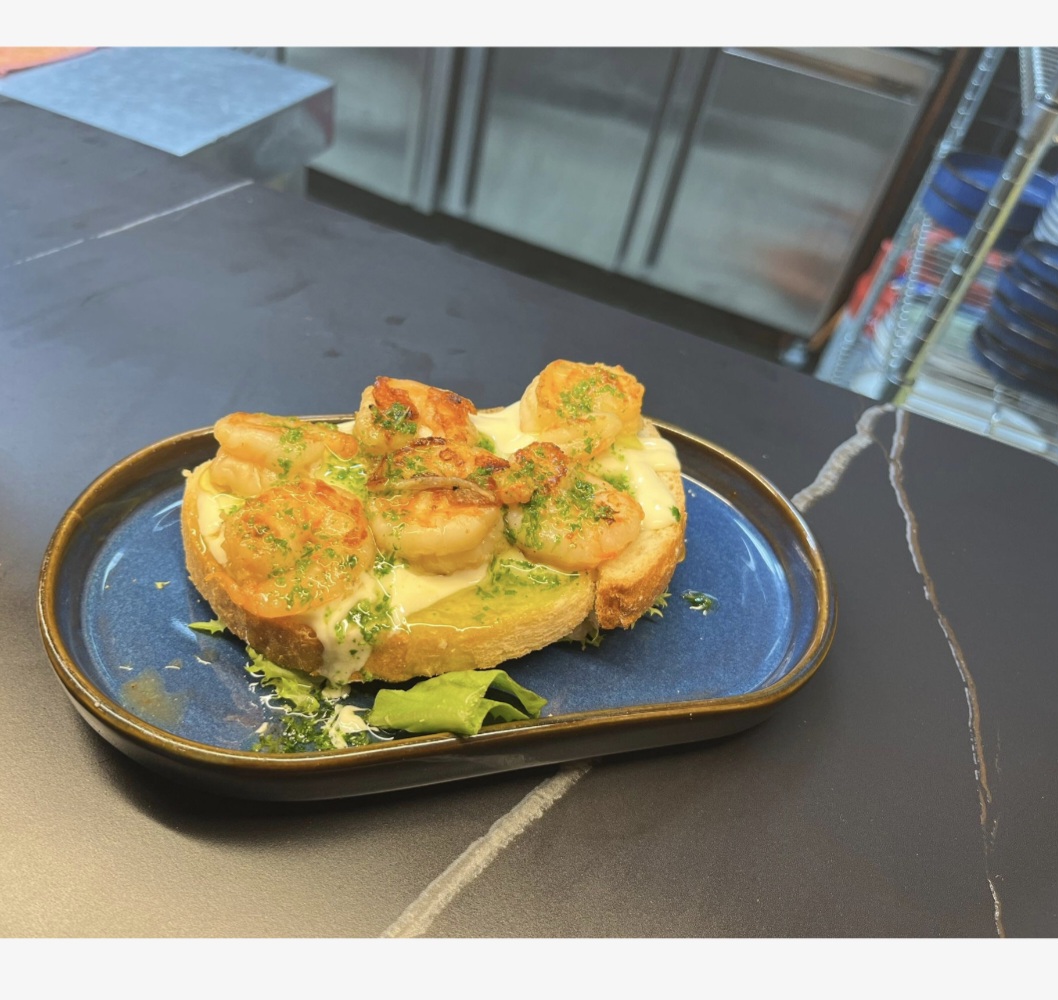 Tosta de gambas plancha alioli y salsa verde