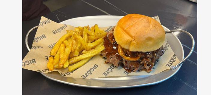 Dos patys (dos carnes) de ternera rubia gallega, cebolla caramelizada , queso cabra y bañada en nuestra salsa  JACK DANIEL'S