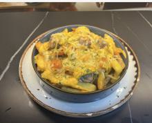 Gratinada de papas con carrillada y cuatro quesos