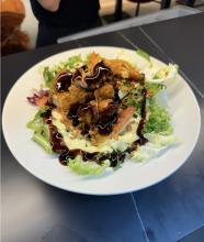 La crujiete,trozos de pollo crujiente salsa miel mostaza tomate cebolla frita 